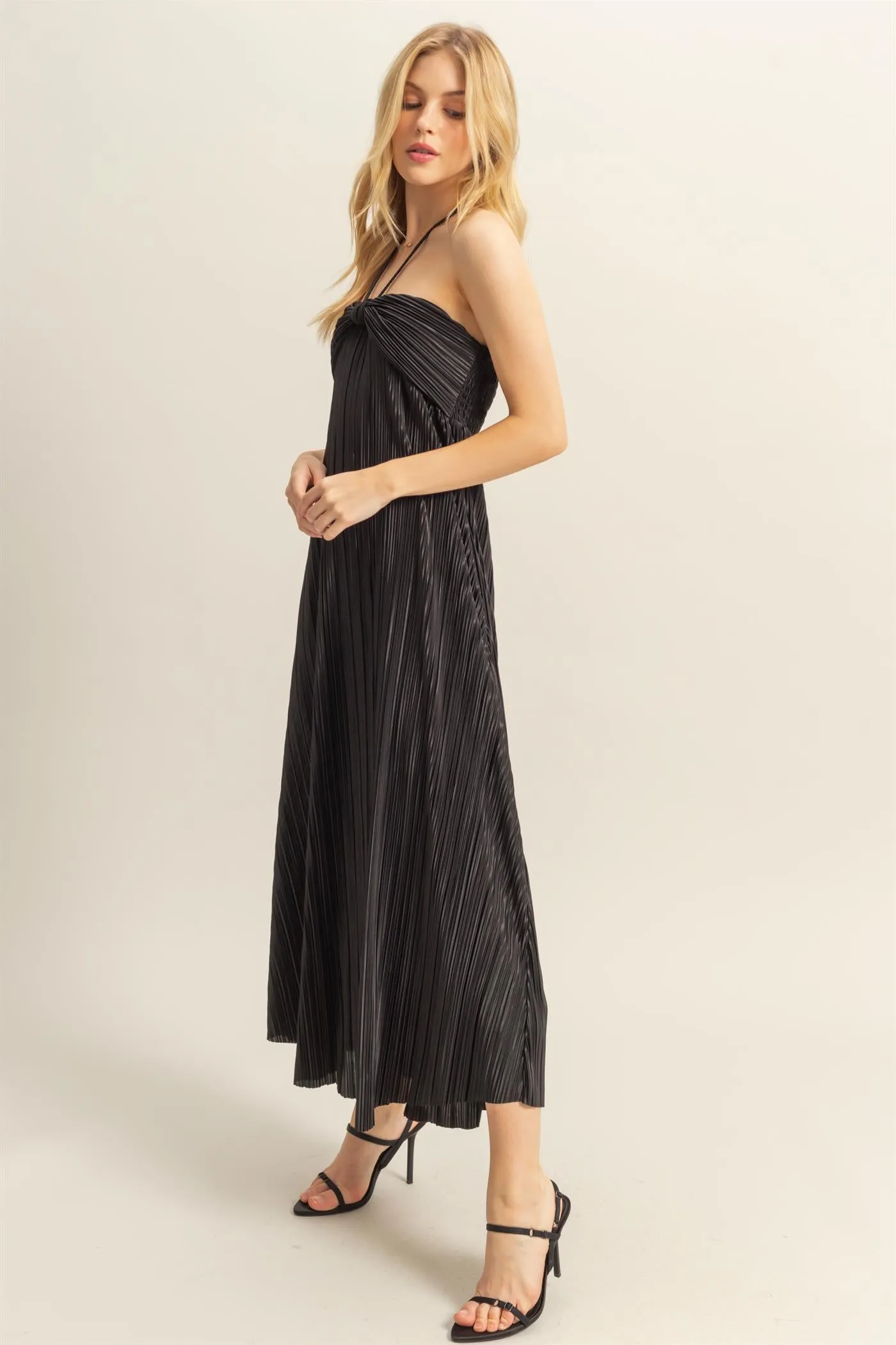 HF25C264-Plisse Halter Neck Flowy Maxi Dress