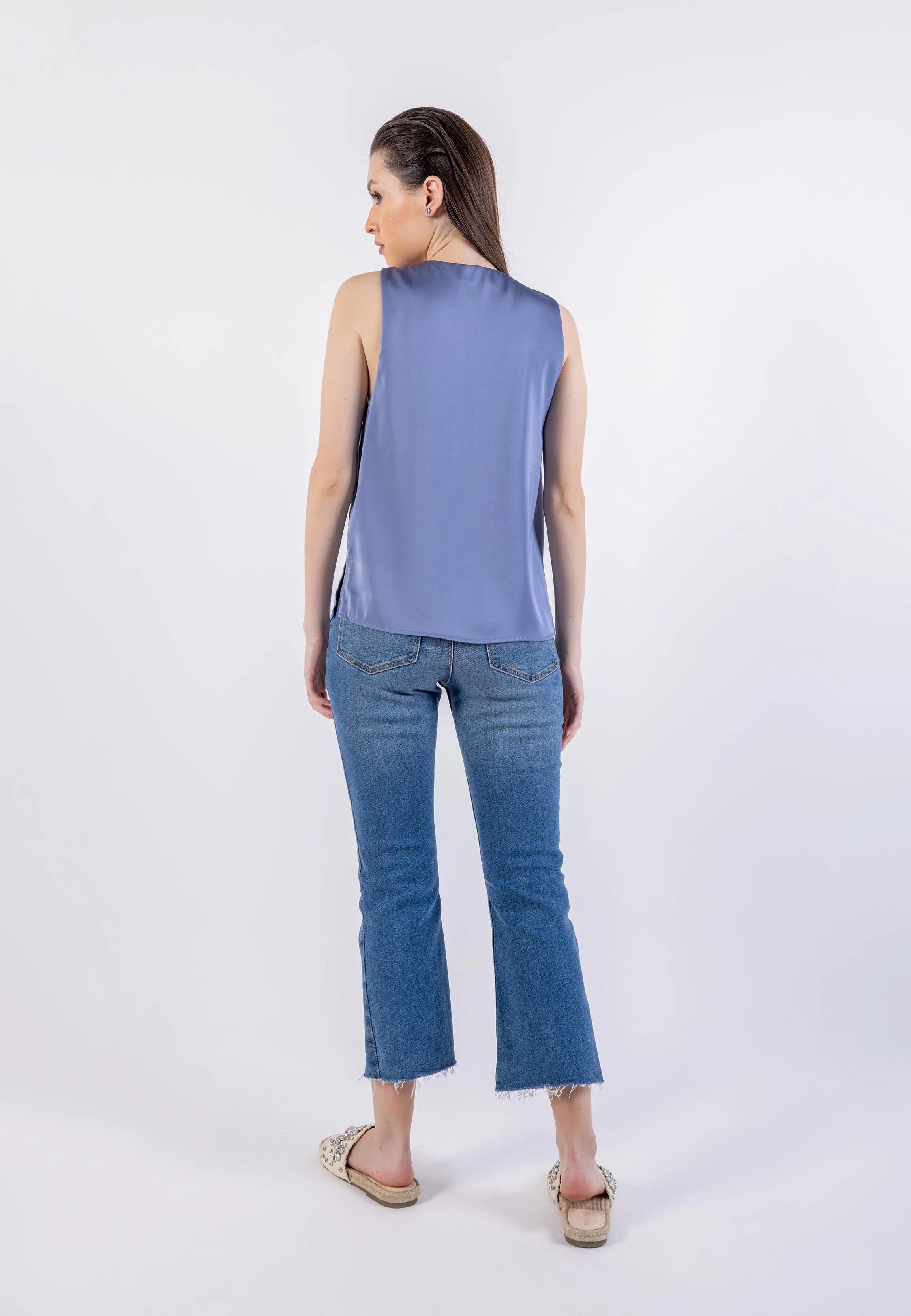 Solid V-Neck Sleeveless Tank Top\وت لاب مامكأ ميمصتب ةبقر V نولب ة